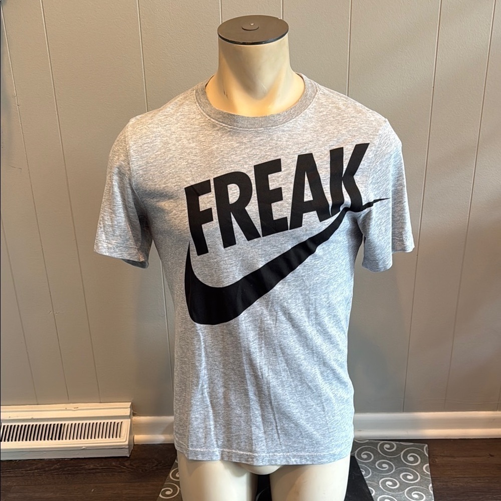 Z Nike Men’s Small Short Sleeve Tee FREAK Giannis Antetokounmpo
